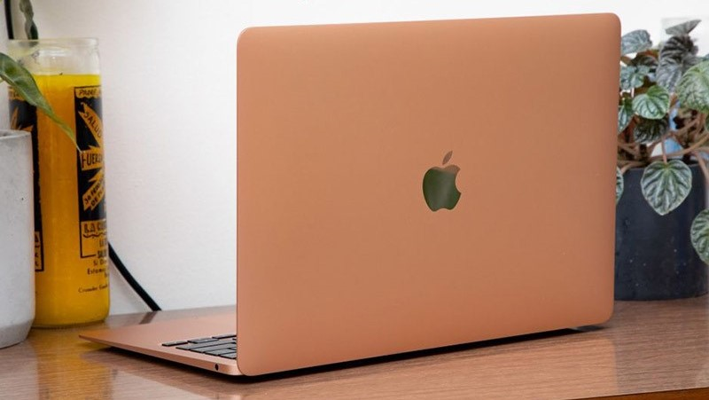 MacBook với lớp vỏ kim loại nguyên khối