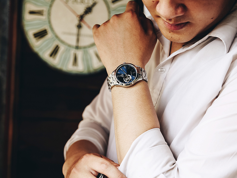 Orient 38.3 mm Automatic kính sapphire mang đến vẻ ngoài mạnh mẽ