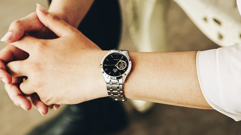 ORIENT FAG03002B0 là chiếc đồng hồ nam tính, có màu sắc chủ đạo đen và vàng