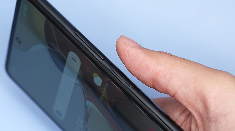 Cảm biến v&acirc;n tay được đặt b&ecirc;n h&ocirc;ng m&aacute;y gi&uacute;p n&acirc;ng tầm thẩm mỹ