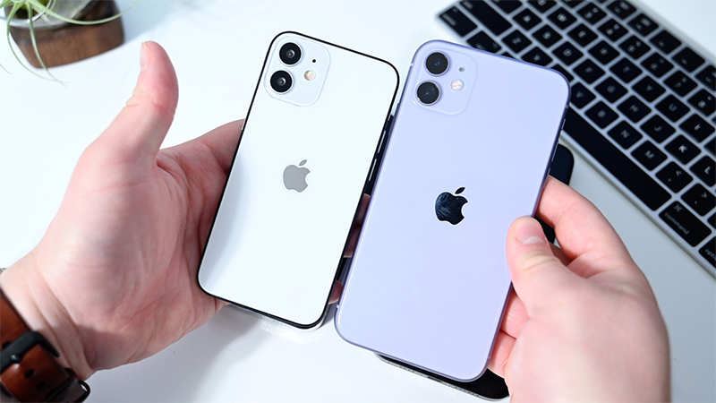 Hai chiếc iPhone trên tay người dùng