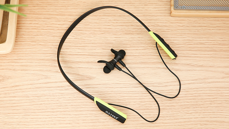 Tai nghe Bluetooth Mozard Flex4 pha trộn giữa đen và xanh lá