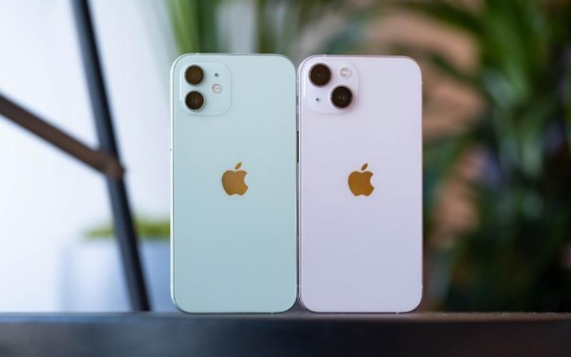 iPhone 13 mini và iPhone 12 mini, hai chiếc điện thoại siêu phổ biến đang được so sánh sát sao. Hãy cùng xem hình ảnh để khám phá chi tiết về những nâng cấp đáng giá của iPhone 13 mini so với phiên bản tiền nhiệm. Với các tính năng mới mẻ và cải tiến, liệu iPhone 13 mini có đáng được tân trang cho bản thân mình?