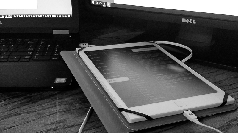  Bạn cắm 2 đầu của c&aacute;p v&agrave;o m&aacute;y t&iacute;nh bảng v&agrave; laptop
