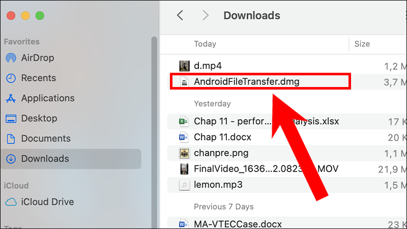 Bạn ấn chọn v&agrave;o tập tin AndroidFileTransfer.dmg m&agrave; m&igrave;nh vừa tải xuống