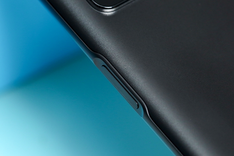 Cảm biến v&acirc;n tay ở cạnh viền