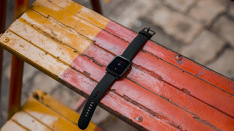 Thiết kế mặt k&iacute;nh h&igrave;nh vu&ocirc;ng được l&agrave;m bằng nhựa đi k&egrave;m d&acirc;y đeo silicone