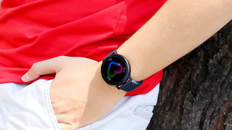 C&ocirc;ng nghệ m&agrave;n h&igrave;nh SUPER AMOLED 1.4 inch gi&uacute;p hiển thị th&ocirc;ng tin sắc n&eacute;t