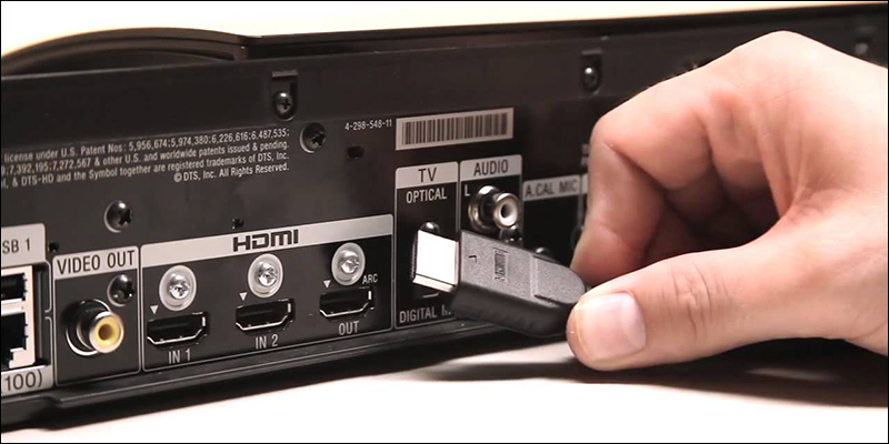 Cắm đầu HDMI vào máy chiếu