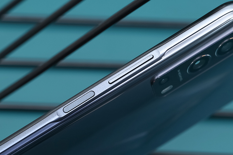 Cảm biến vân tay đặt bên hông máy vô cùng tiện lợi và đẹp mắt