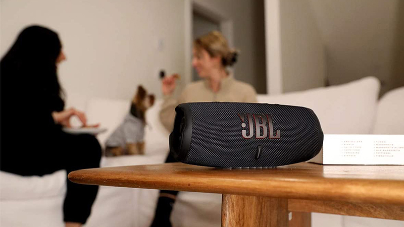 Loa Bluetooth JBL Charge 5 cho thời gian dùng đến khoảng 20 tiếng