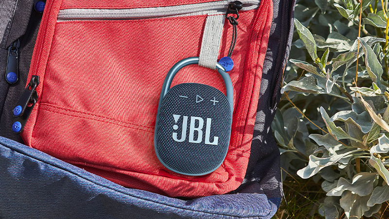 Loa Bluetooth JBL Clip 4 có móc treo chắc chắn, không sợ rơi rớt