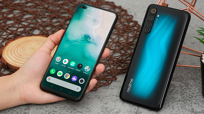 2 camera trước của Realme 6 Pro được đục lỗ hình viên thuốc