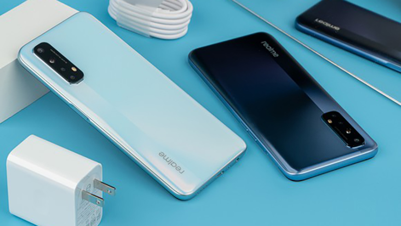 Realme 7 có hai phiên bản màu sắc là trắng và xanh dương