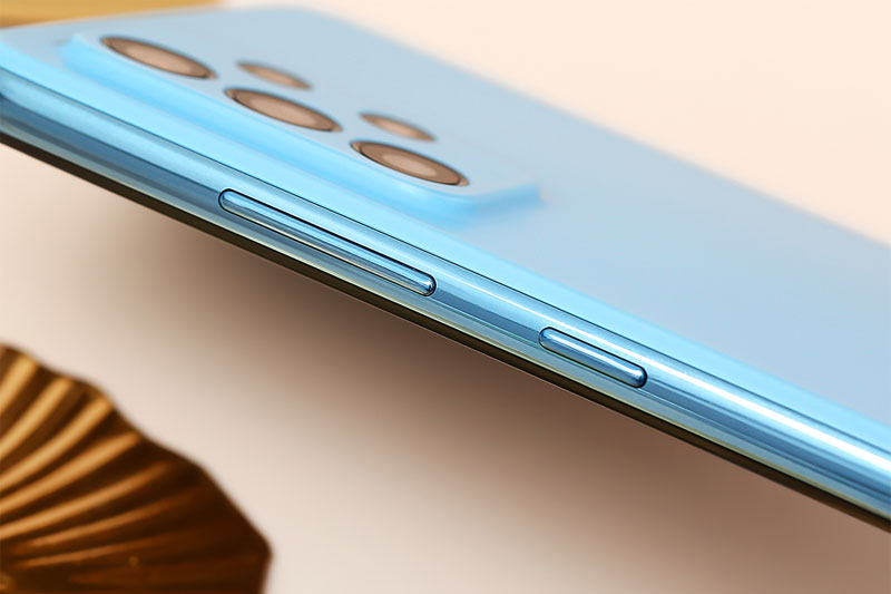 Mặt lưng của Samsung Galaxy A72 rất đơn giản