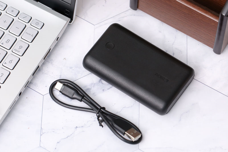 AUKEY PB-XD10 có khả năng điều chỉnh dòng điện phù hợp các thiết bị đang sạc