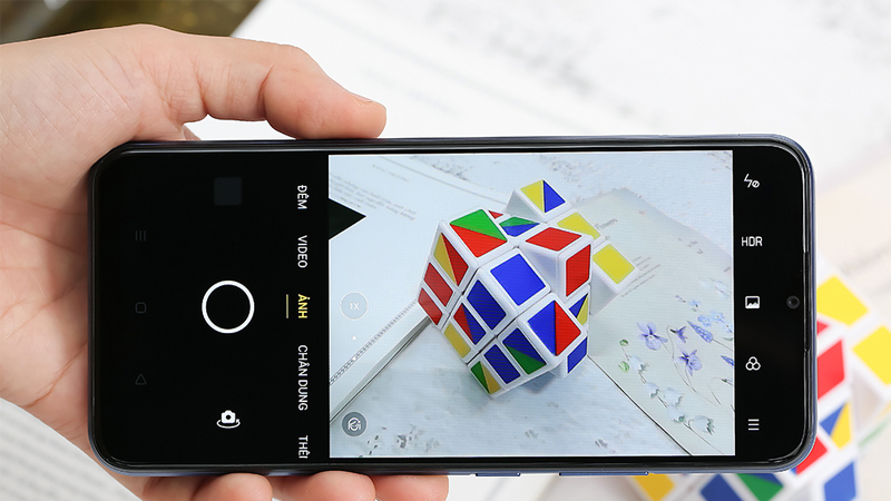 M&agrave;n h&igrave;nh tr&agrave;n viền thời thượng