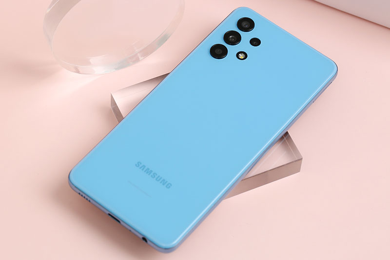 Nhìn chung, Galaxy A32 nổi bật hơn khi nhắc đến sự chắc chắn trong thiết kế