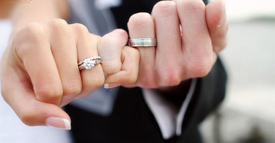 Nhẫn cưới con trai đeo tay nào - Phong thái mạnh mẽ, lý trí đi cùng vợ  tương lai