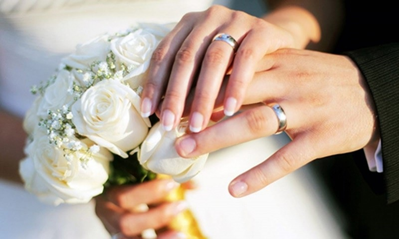 Nữ đeo nhẫn cưới tay nào là hợp thời trang và chuẩn xác nhất
