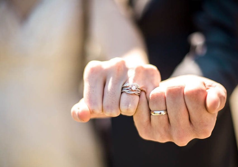 Nhẫn cưới đeo ngón nào mới chính xác Khám phá cách đeo nhẫn cưới đúng cho  cặp vợ chồng