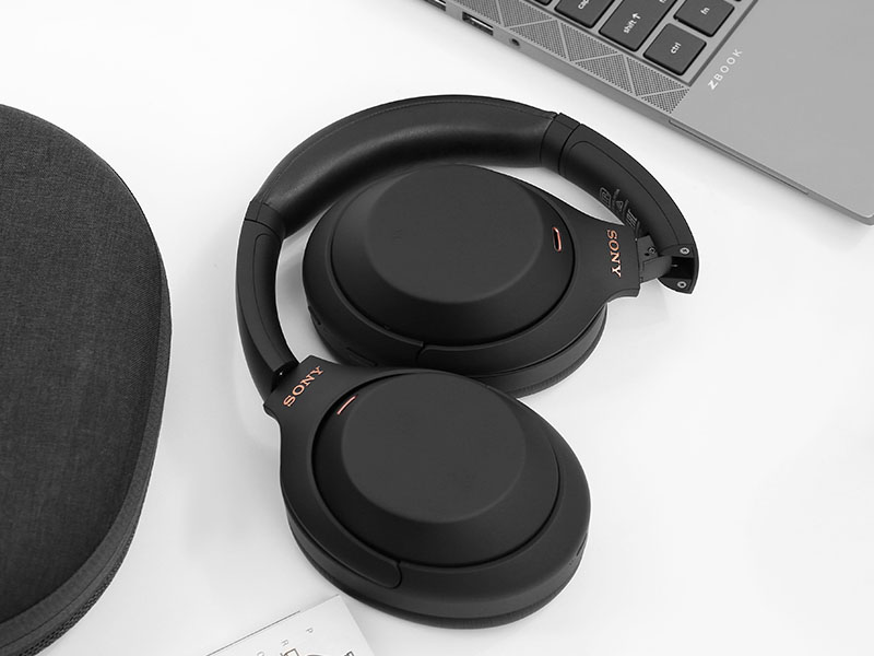 Sony WH-1000XM4 có thể dễ dàng mang theo bằng cách gập