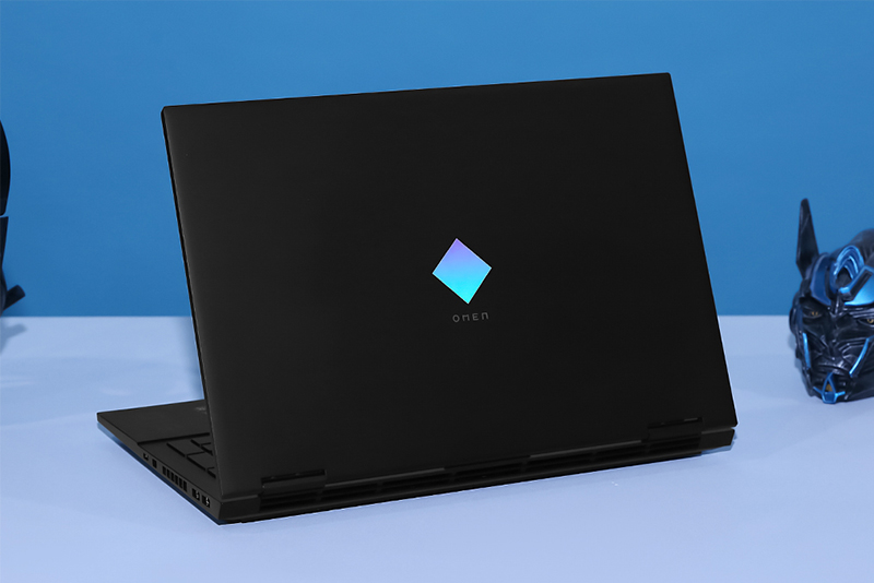 HP Omen 15 tr&ocirc;ng như một vi&ecirc;n kim cương đen đẳng cấp
