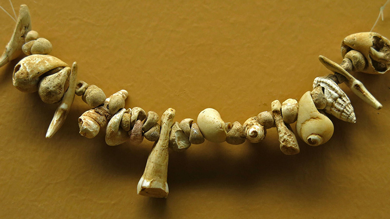 Tiền thân của hạt charm có thể là vỏ xò, xương động vật hoặc đá quý