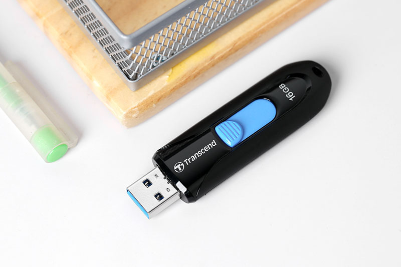 USB c&oacute; k&iacute;p nổ c&oacute; ngoại h&igrave;nh giống với chiếc USB b&igrave;nh thường rất kh&oacute; để ph&acirc;n biệt