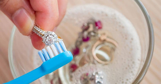 Trang sức inox có bị đen không? 7 cách làm sáng trang sức inox dễ làm