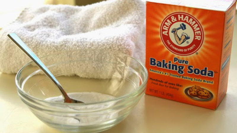 Trộn giấm và bột baking soda theo tỉ lệ 1:1