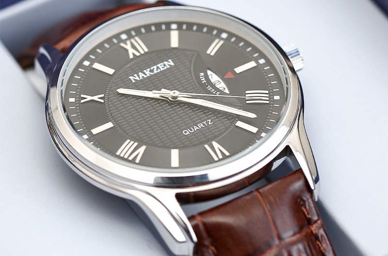 Lịch ngày ngay trên chính mặt đồng hồ