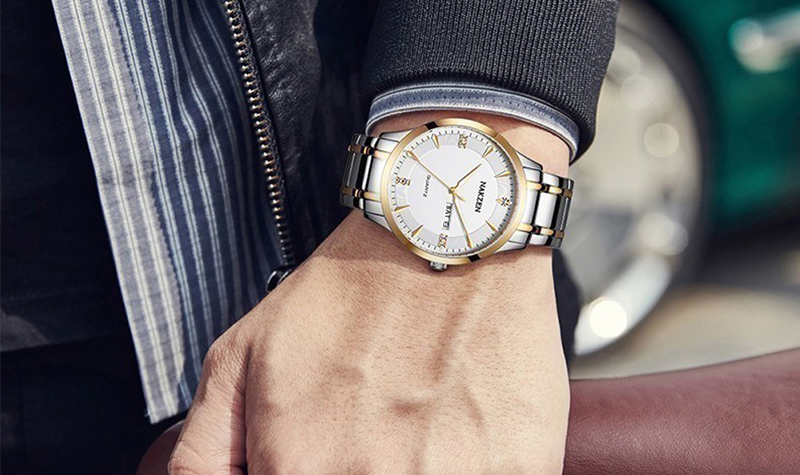 Đồng hồ được trang bị phần lịch thứ và lịch ngày