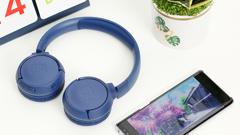 Tai nghe Bluetooth chụp tai JBL T500 gồm 2 phiên bản tối giản là Đen và Xanh dương