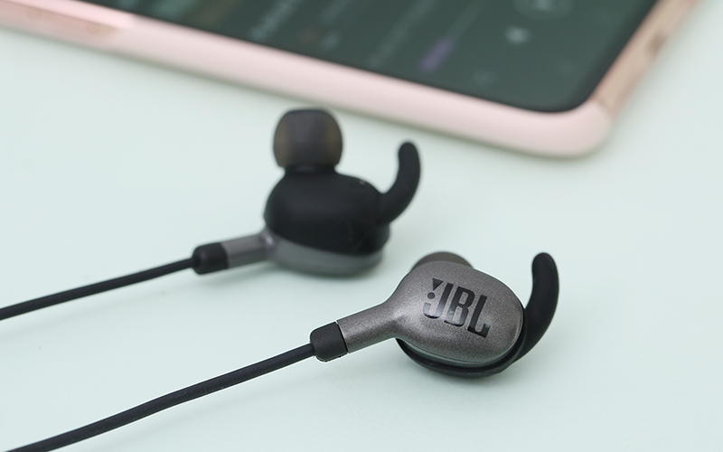  Tai nghe Thể Thao JBL V110 thích hợp để đeo khi vận động