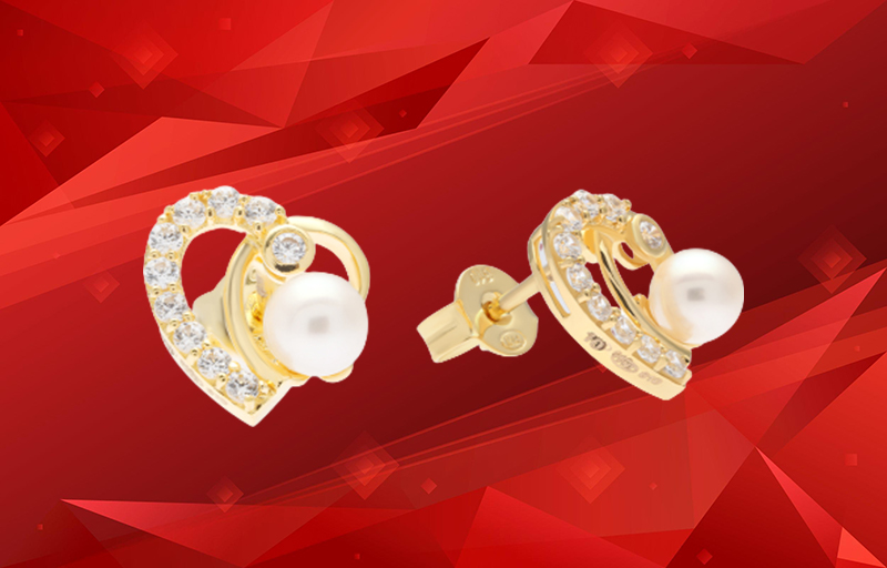 B&ocirc;ng tai được thiết kế đ&iacute;nh ngọc trai c&ugrave;ng t&ocirc;ng m&agrave;u v&agrave;ng chủ đạo sang trọng