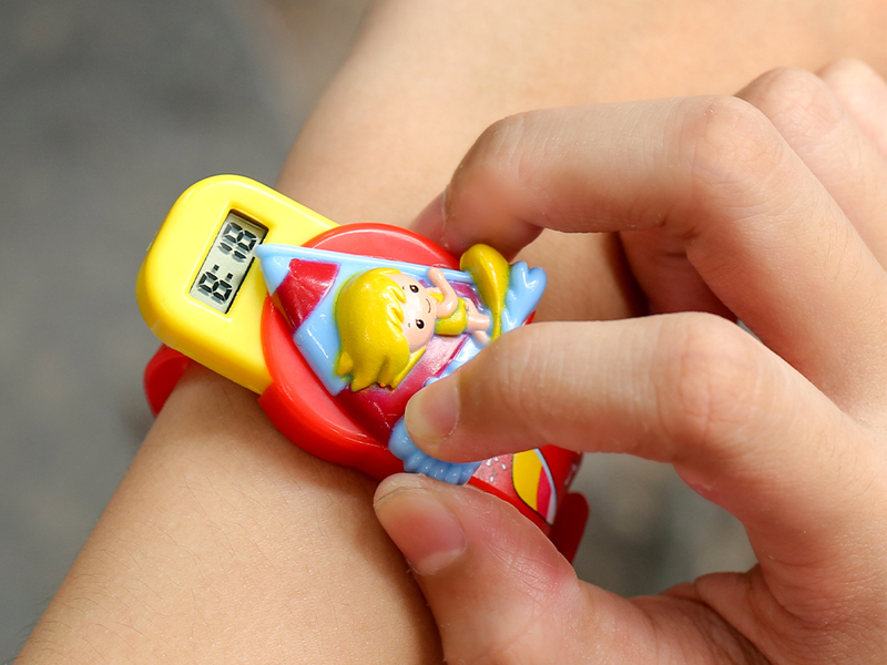 Đồng hồ c&oacute; thiết kế xinh xắn