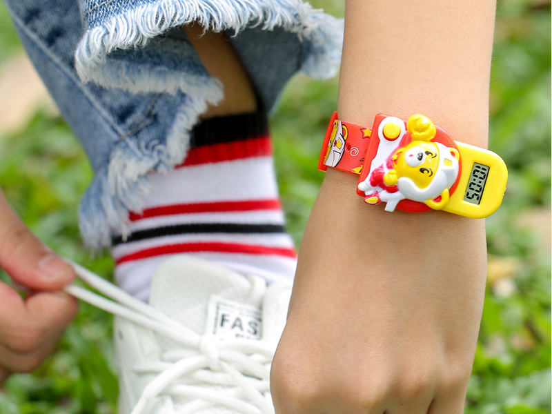 Đồng hồ c&oacute; thiết kế xinh xắn