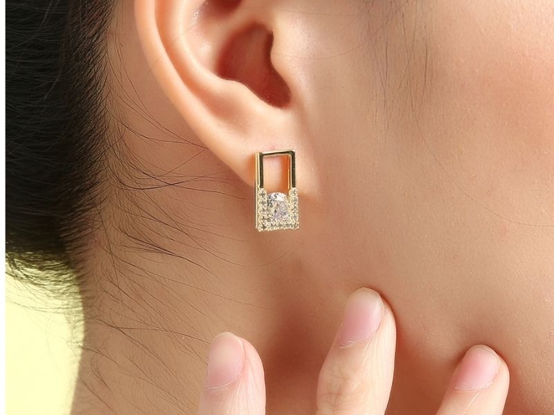 Chất liệu b&ocirc;ng tai l&agrave;m bằng hợp kim