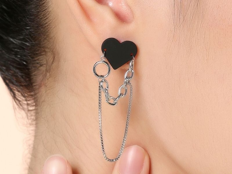  Điểm nhấn mặt h&igrave;nh tr&aacute;i tim đen dễ thương, tinh xảo