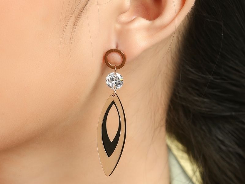 B&ocirc;ng Tai c&oacute; thiết kế h&igrave;nh elip sang trọng, thanh lịch