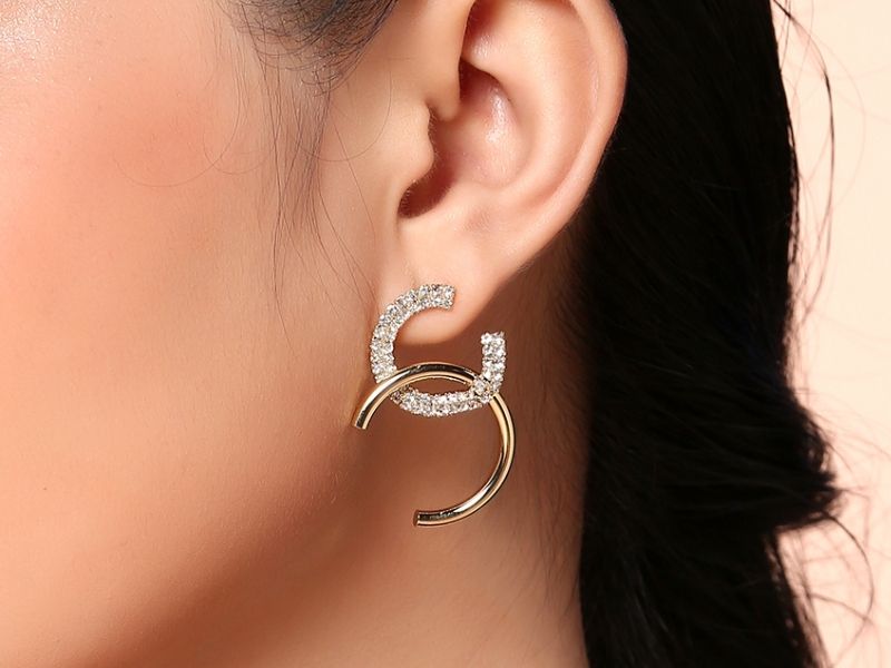 Điểm nhấn l&agrave; 2 mặt h&igrave;nh chữ C nối m&oacute;c nhau tinh xảo