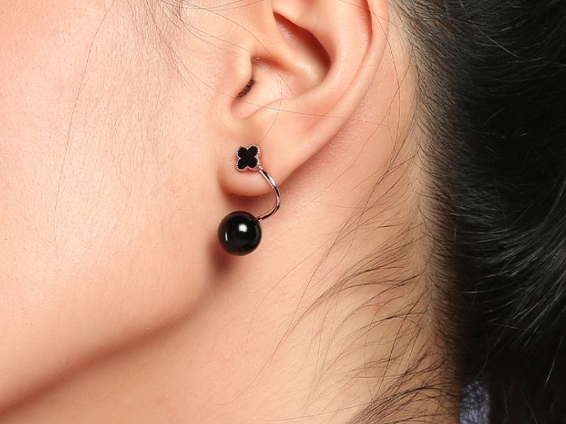 B&ocirc;ng tai nổi bật với h&igrave;nh b&ocirc;ng hoa 4 c&aacute;nh