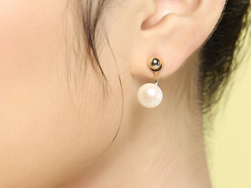 Thiết kế đ&iacute;nh ngọc trai sang trọng, qu&yacute; ph&aacute;i