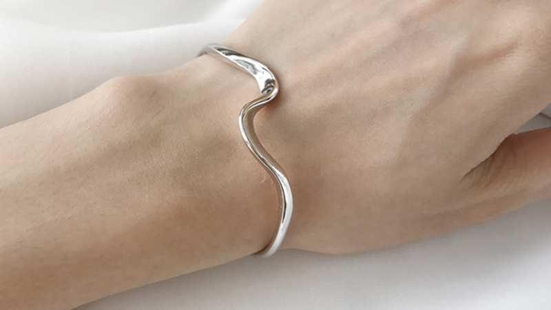 Vòng tay bạc nữ dạng sóng có thiết kế đa dạng