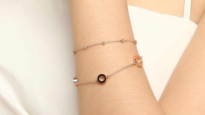 Thiết kế nhẹ nh&agrave;ng t&ocirc;n l&ecirc;n n&eacute;t đẹp tr&ecirc;n b&agrave;n tay