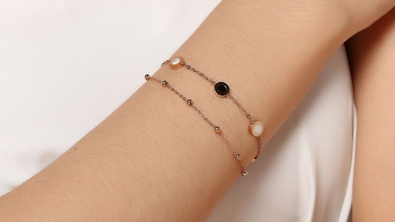 Mẫu lắc tay ph&ugrave; hợp với nhiều loại trang phục