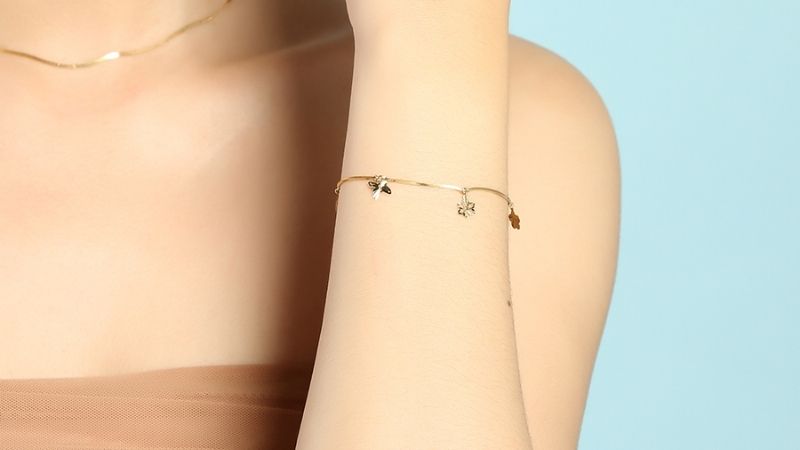 Mẫu lắc tay v&agrave;ng hiện đại, trẻ trung