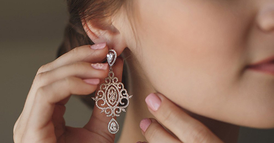 Cách chọn khuyên tai phù hợp với khuôn mặt và kiểu tóc chi tiết nhất