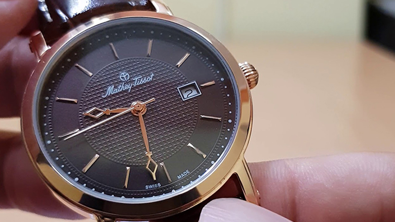 Đồng hồ Mathey Tissot thường nhỏ gọn, ôm vừa cổ tay